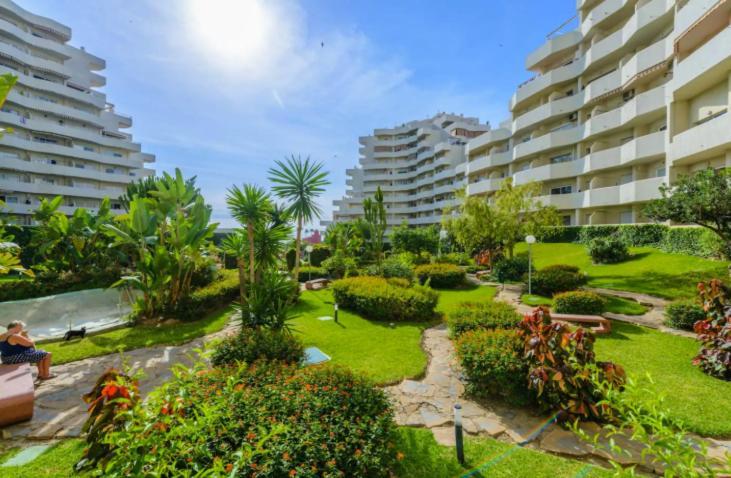 Benal Beach Suite, Parque Acuatico Y Vistas Al Mar Бенальмадена Экстерьер фото